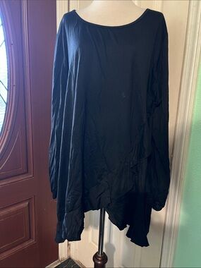 BloomChic Black Long-Sleeve Ruffle Tunic